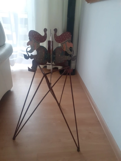 Stojak metalowy pod choinkę krasnale