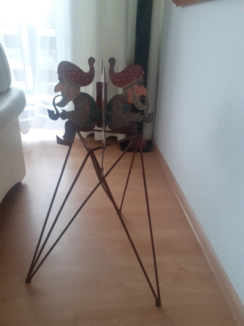 Stojak metalowy pod choinkę krasnale