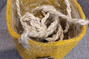 Mała wisząca doniczka Belle z wewnętrzną folią -miodowa