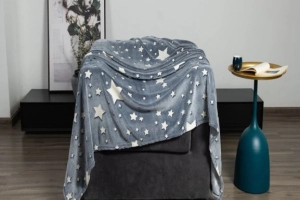 MIĘKKI KOC PLED NARZUTA NA ŁÓŻKO ŚWIECĄCY 150x180 Duży KOCYK Neon HIT