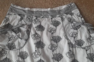 Spódnica damska krótka biała kwiaty 44 Intown