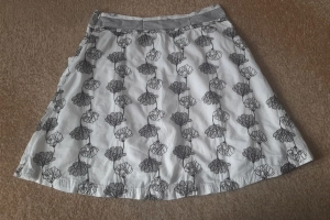 Spódnica damska krótka biała kwiaty 44 Intown